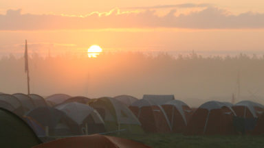 Kuvassa auringon nousu 2011 vuoden maailman jamboreella Ruotsissa