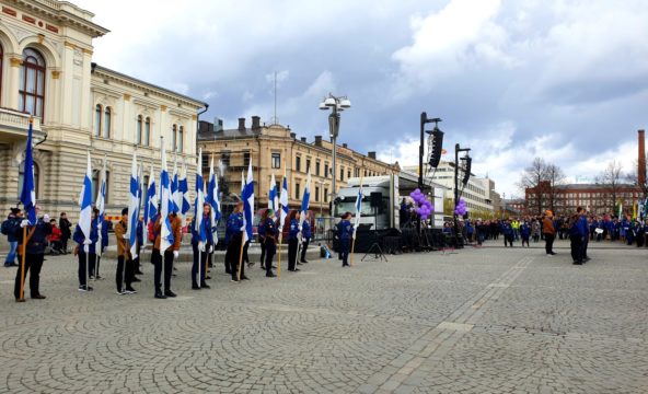 Partioparaati Reissu19 lippulinna lähdössä marssimaan.