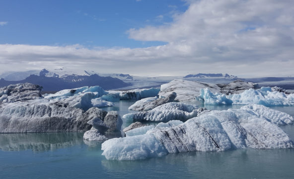 Islantilainen jäätikkömaisema.