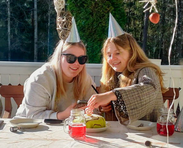 Jenna ja Henna Hollolan Hirvenhiihtäjistä juhlii Instagram-tilinsä 3-vuotissyntymäpäivää. Kuva: Jenna Kallio.