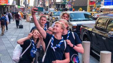 Partiolaiset ottavat selfietä New Yorkissa.