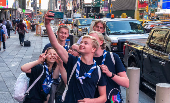 Partiolaiset ottavat selfietä New Yorkissa.