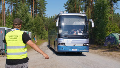 Liikenteenohjaaja ohjaamassa bussia Ilves19-piirileirillä