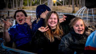 Neljä kastunutta ja hymyilevää tyttöä Särkänniemen tukkijoessa.